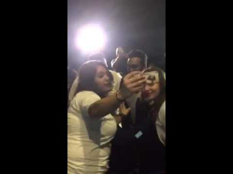 تامر حسني يقبل يد معجبة لبنانية