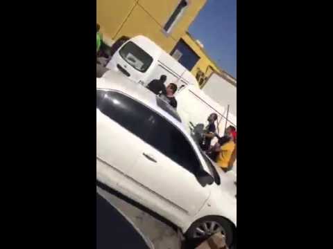 شاهد مشاجرة بالعصى بين مصريين وسوريين في الكويت