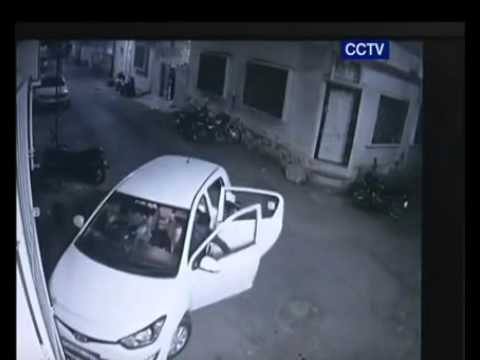 لقطات مروّعة لـ4 رجال يضربون رجلًا بقضيب حديدي