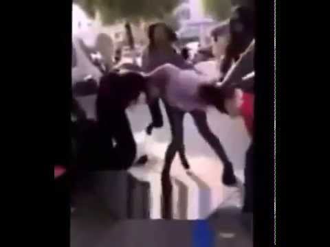 مشاجرة بين 4 فتيات آسيوية في الشارع