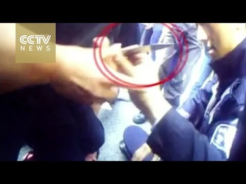 شاب يهدد والده بسكين بسبب أجرة حافلة