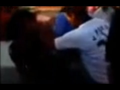 شاب يعتدي بالضرب على فتاة في الشارع