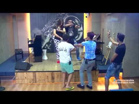 طلاب يرقصون على أنا بتقطع من جوايا
