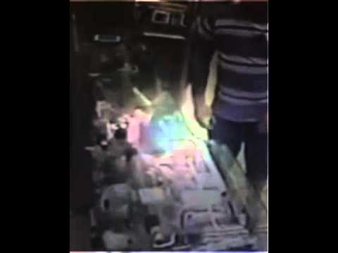 شاهد رجل يطلق على نفسه الرصاص أمام حبيبته السابقة