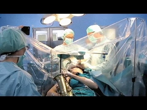 إزالة ورم دماغي بينما يعزف المريض على الساكسوفون