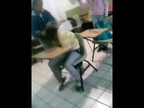 طالبة تعتدي بالضرب المبرح على زميلتها