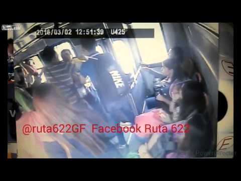 بالفيديو علقة ساخنة لحرامي حاول سرقة فتاة