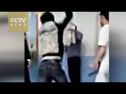 طلاب يضربون مدرسهم دفاعًا عن زميلهم