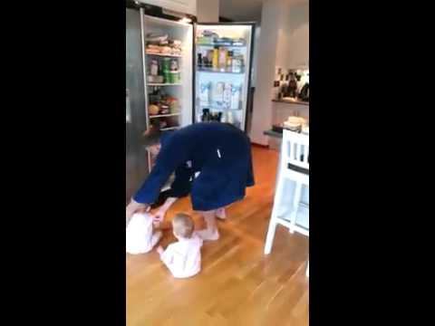 أب ينجح في التَّغلب على توأمه