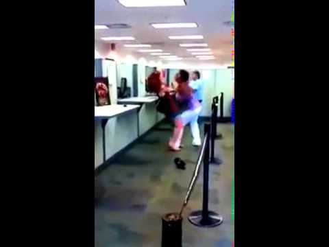 الشرطة تتدخل لفض اشتباك بين فتاتين